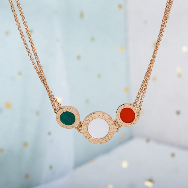 Bo*te*ga venenta necklaces